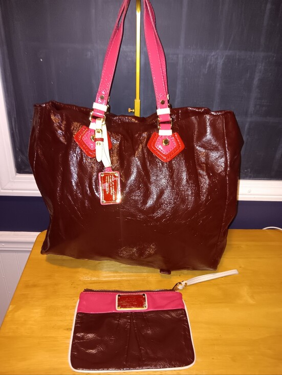 Marc Jacobs Handbags - Marc Jacobs Rare Color Leather Tote Bag With Matching Pouch